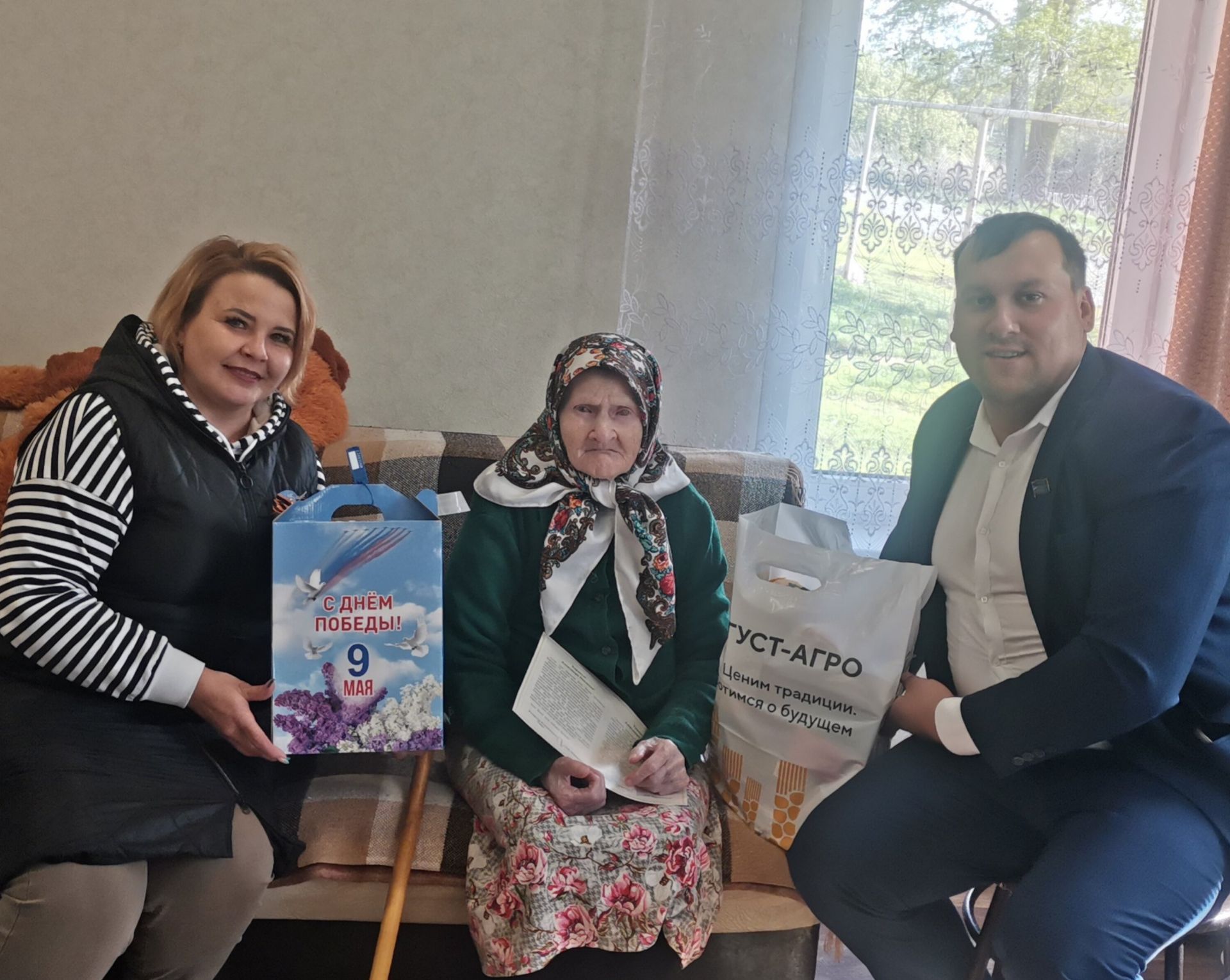 В Верхнеуслонском районе продолжается вручение подарочных наборов к Дню Победы