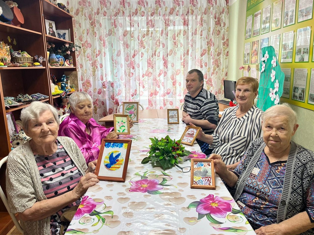 В Верхнеуслонском Доме-интернате прошел мастер-касс по росписи на стекле