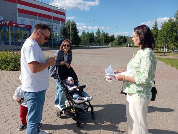 В Парке культуры и отдыха в Верхнем Услоне раздавали шоколадки