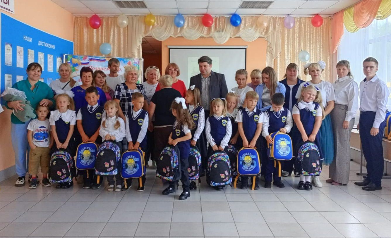 В Макулове будущим первоклашкам вручили портфели