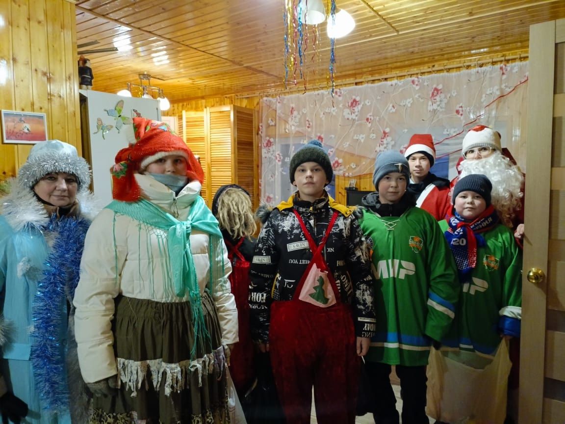 В Кильдееве культработники и подростки отправились колядовать