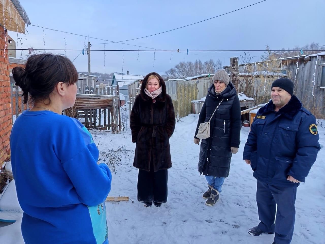 В Верхнеуслонском районе навестили семьи, состоящие на учете