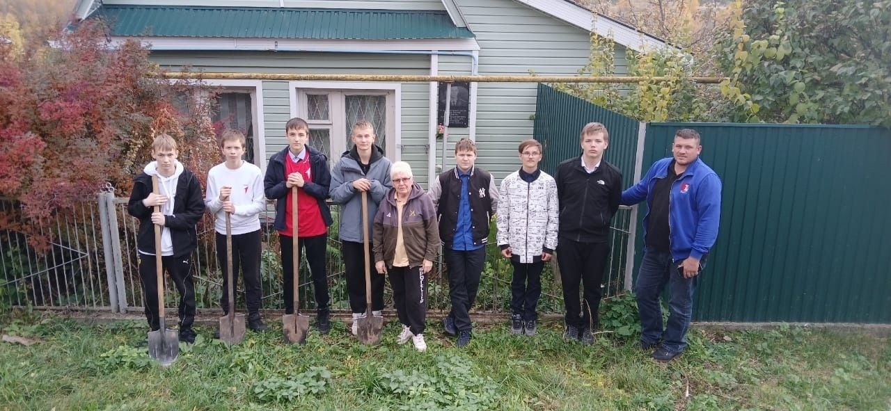 Поисковики помогли матери Героя России с огородом в Татарстане