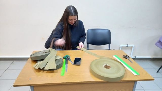 Жители Вахитова плетут маскировочные сети для участников СВО