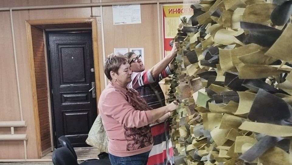 Жители Ямбулатова плетут маскировочные сети для участников СВО