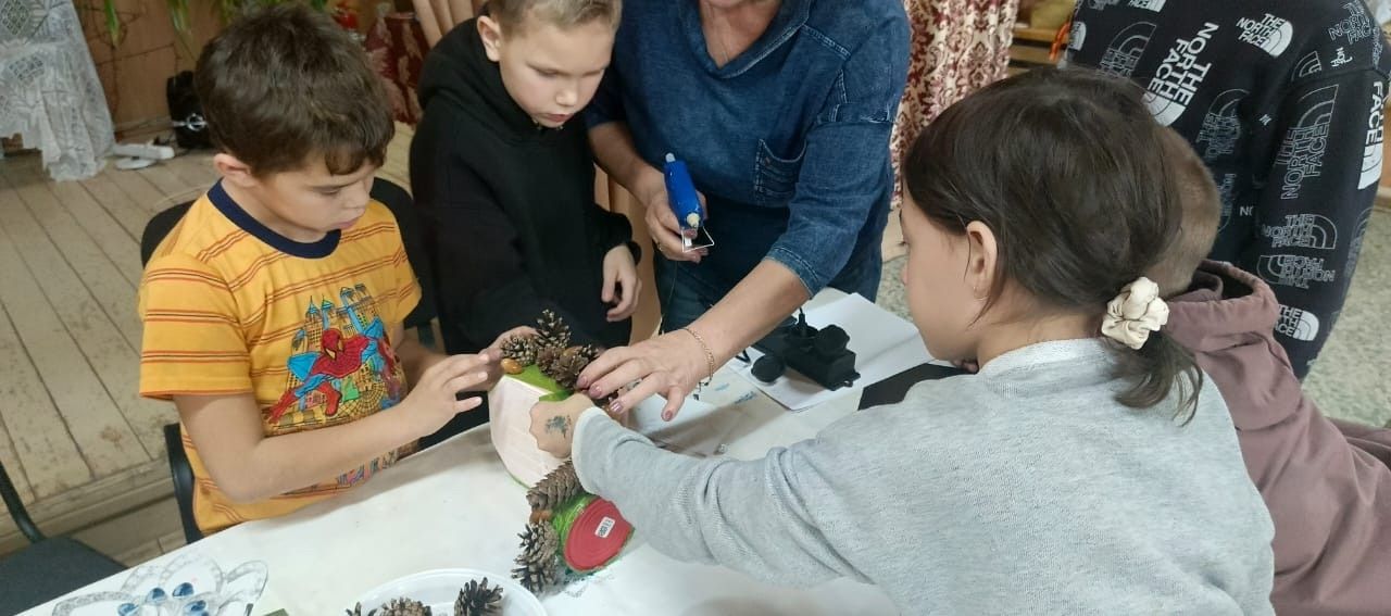 Мастер-класс по созданию домиков для белочек прошел в Ямбулатовском СДК