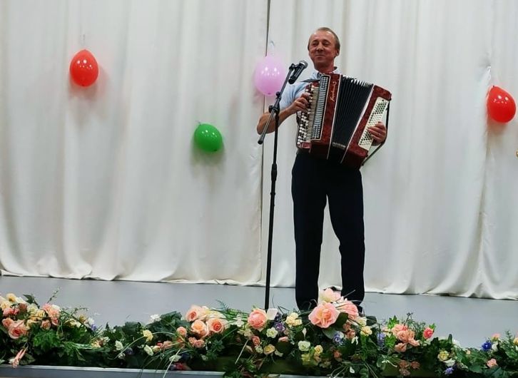 «Мамочке любимой посвящается!»: музыкант из Кильдеева выступил в Коргузе