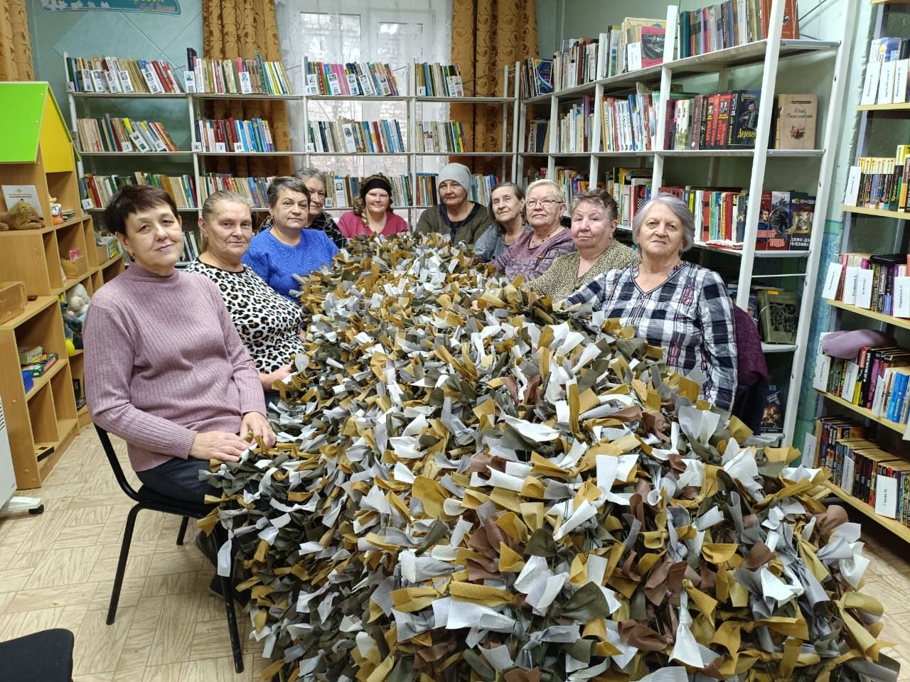 Волонтеры «Добрые руки» плетут маскировочные сети в Русском Макулове