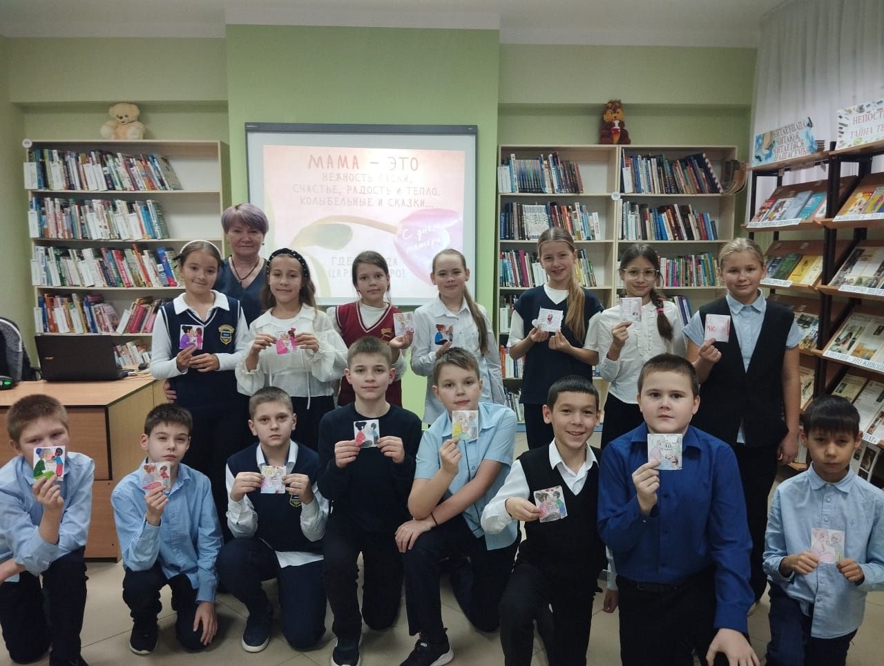 Балалар китапханәсендә укучылар Әниләр көненә әзерләнде