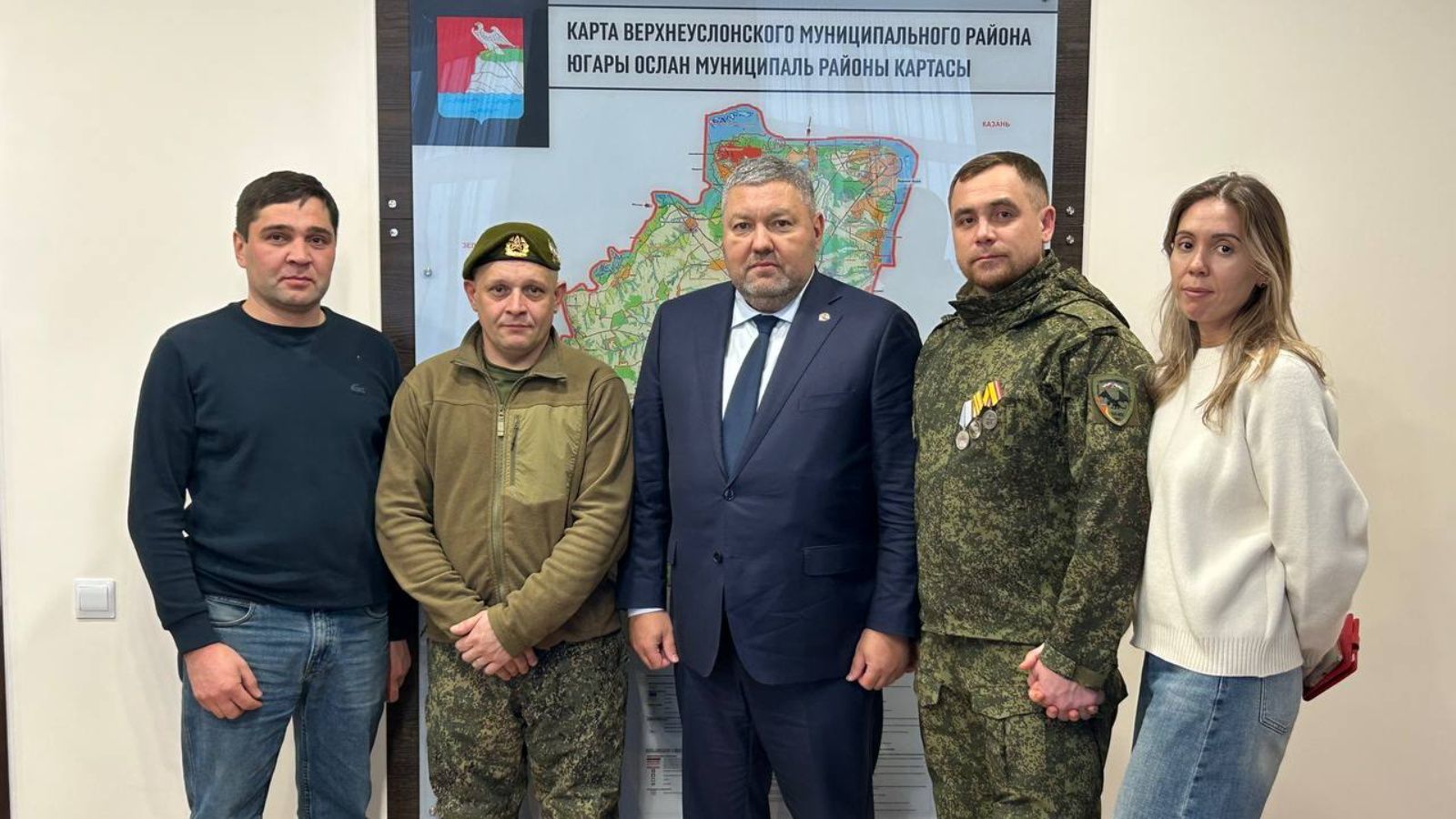 Глава Верхнеуслонского района вручил детекторы дронов участникам СВО