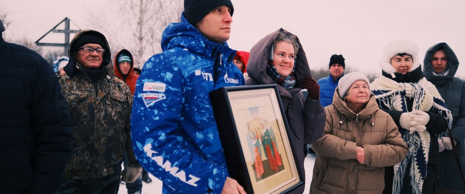 На храм в Тихом Плесе установили новые золочёные кресты