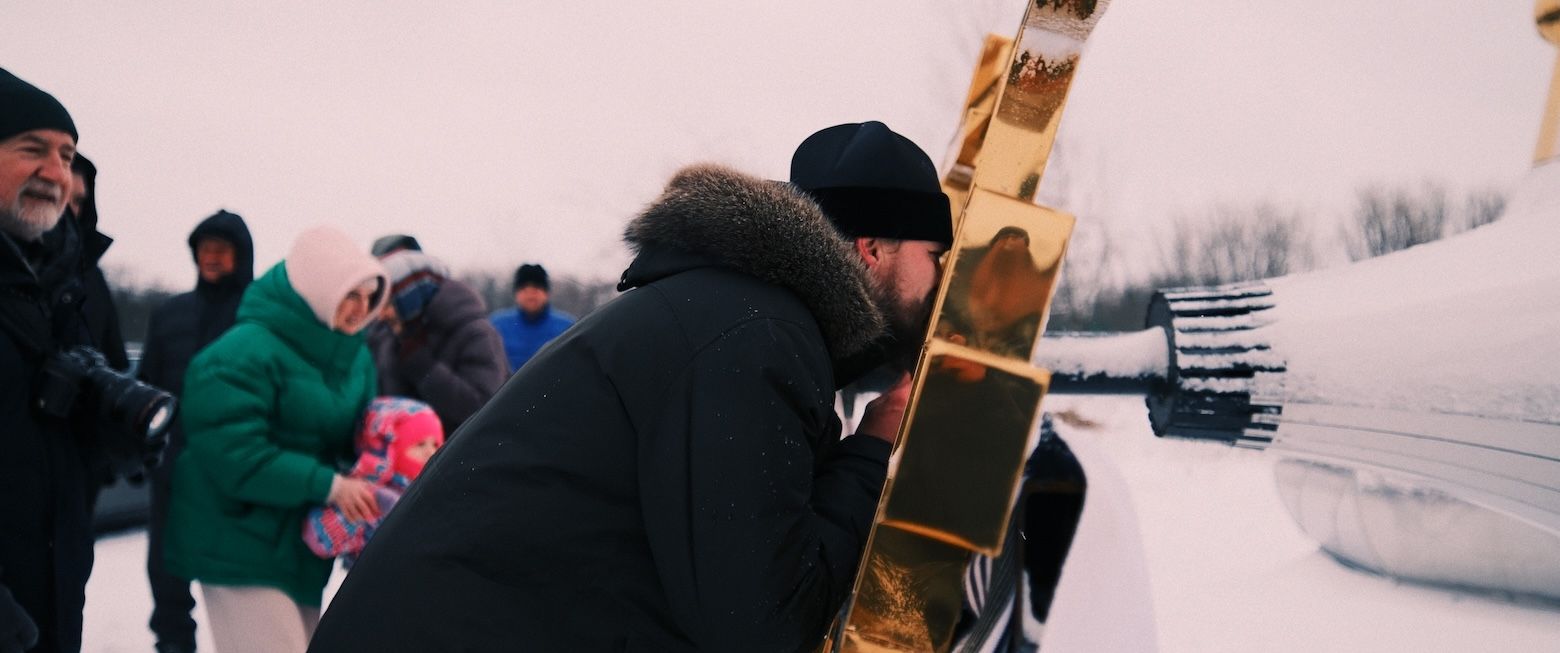 На храм в Тихом Плесе установили новые золочёные кресты