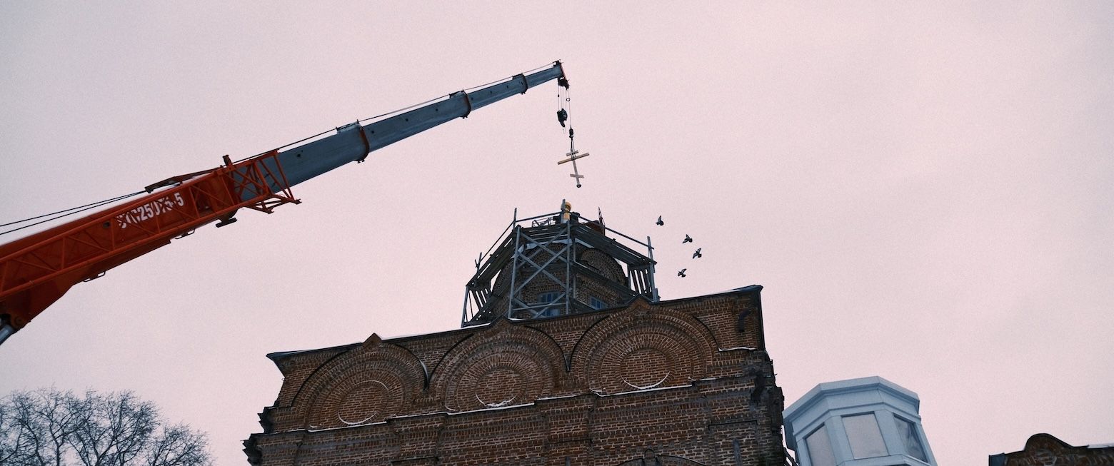 На храм в Тихом Плесе установили новые золочёные кресты