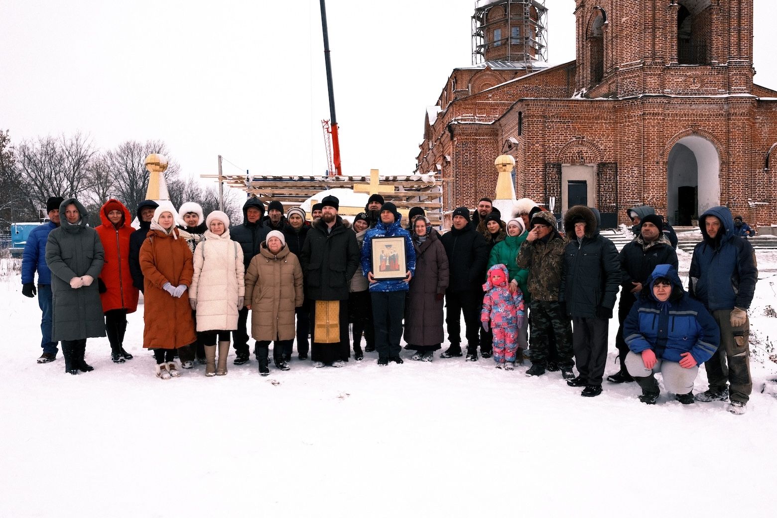 На храм в Тихом Плесе установили новые золочёные кресты