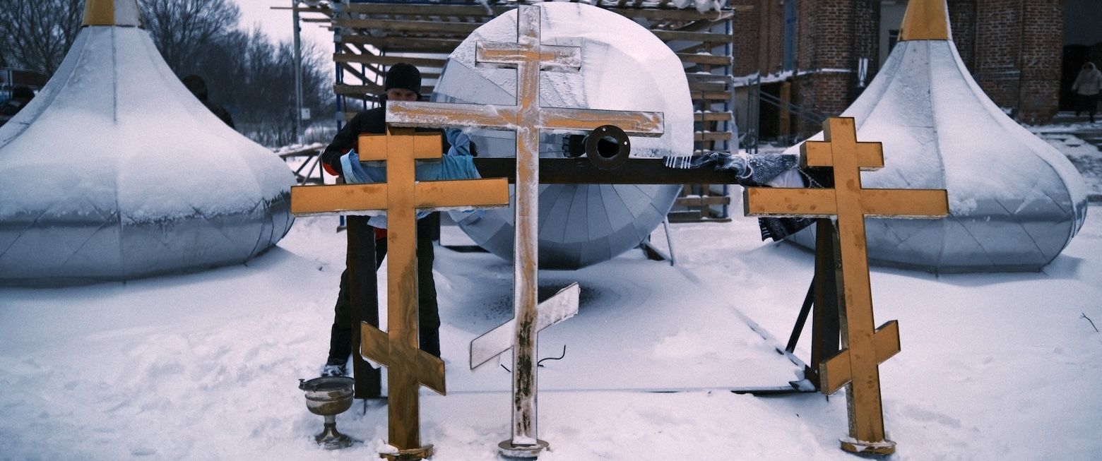 На храм в Тихом Плесе установили новые золочёные кресты