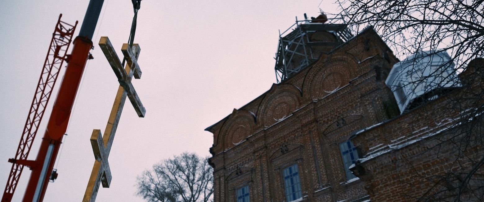 На храм в Тихом Плесе установили новые золочёные кресты