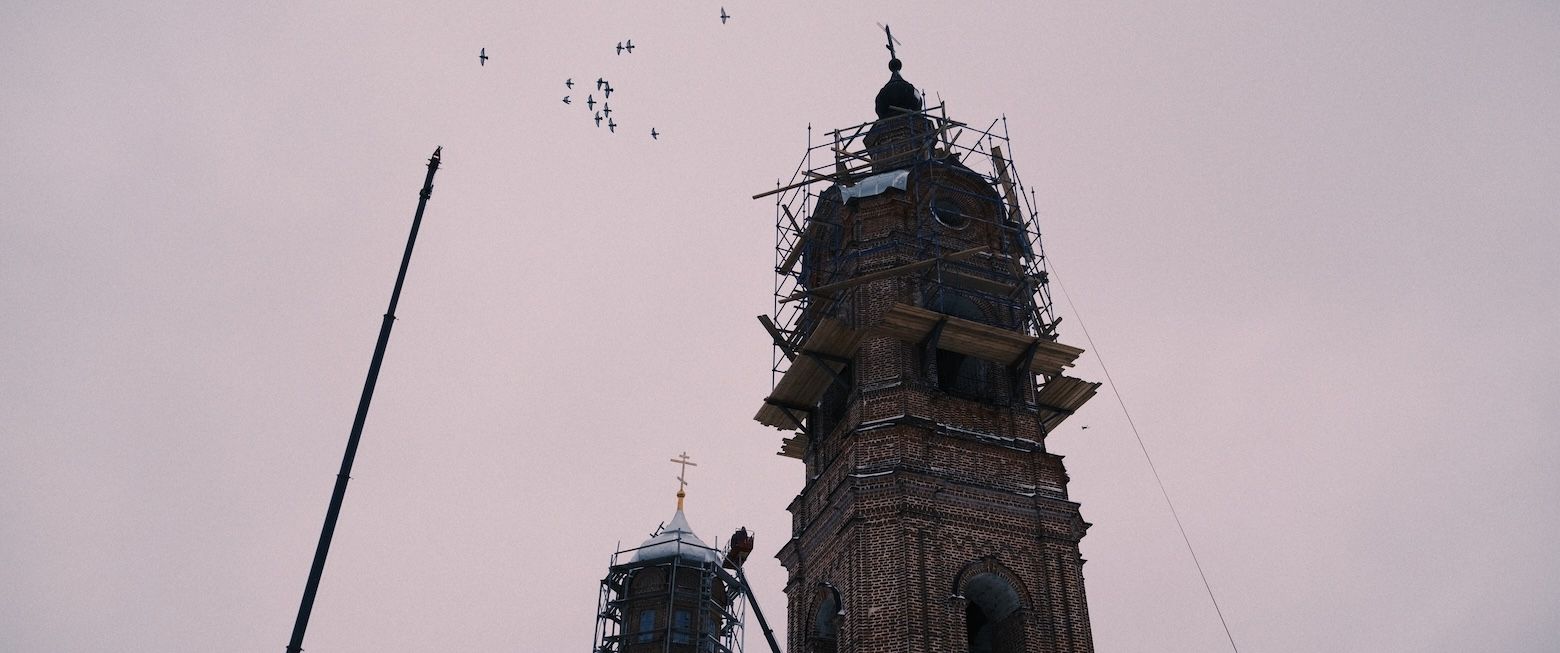 На храм в Тихом Плесе установили новые золочёные кресты