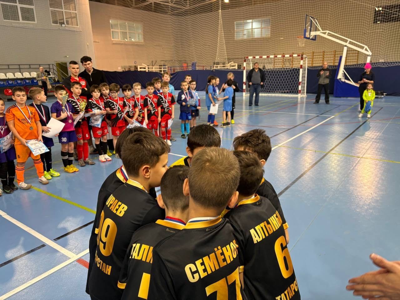 «Кубок снежной Волги»: удачный старт футбольного турнира в Верхнем Услоне