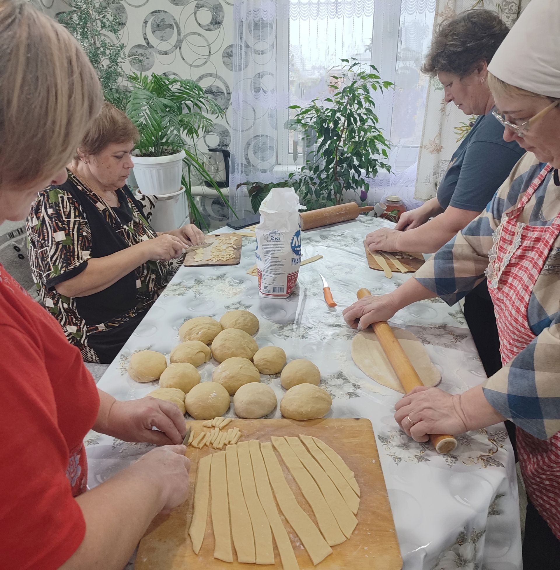 В Соболевском волонтеры готовят чак-чак и травяной чай для бойцов СВО