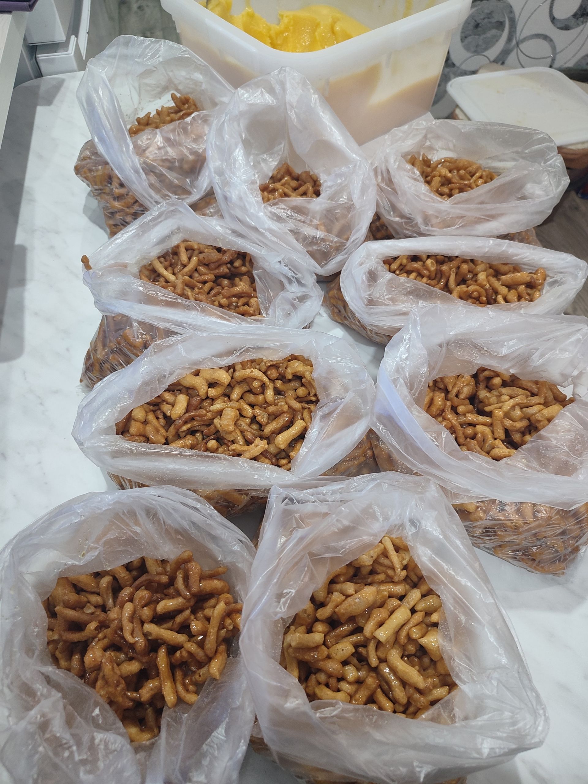 В Соболевском волонтеры готовят чак-чак и травяной чай для бойцов СВО