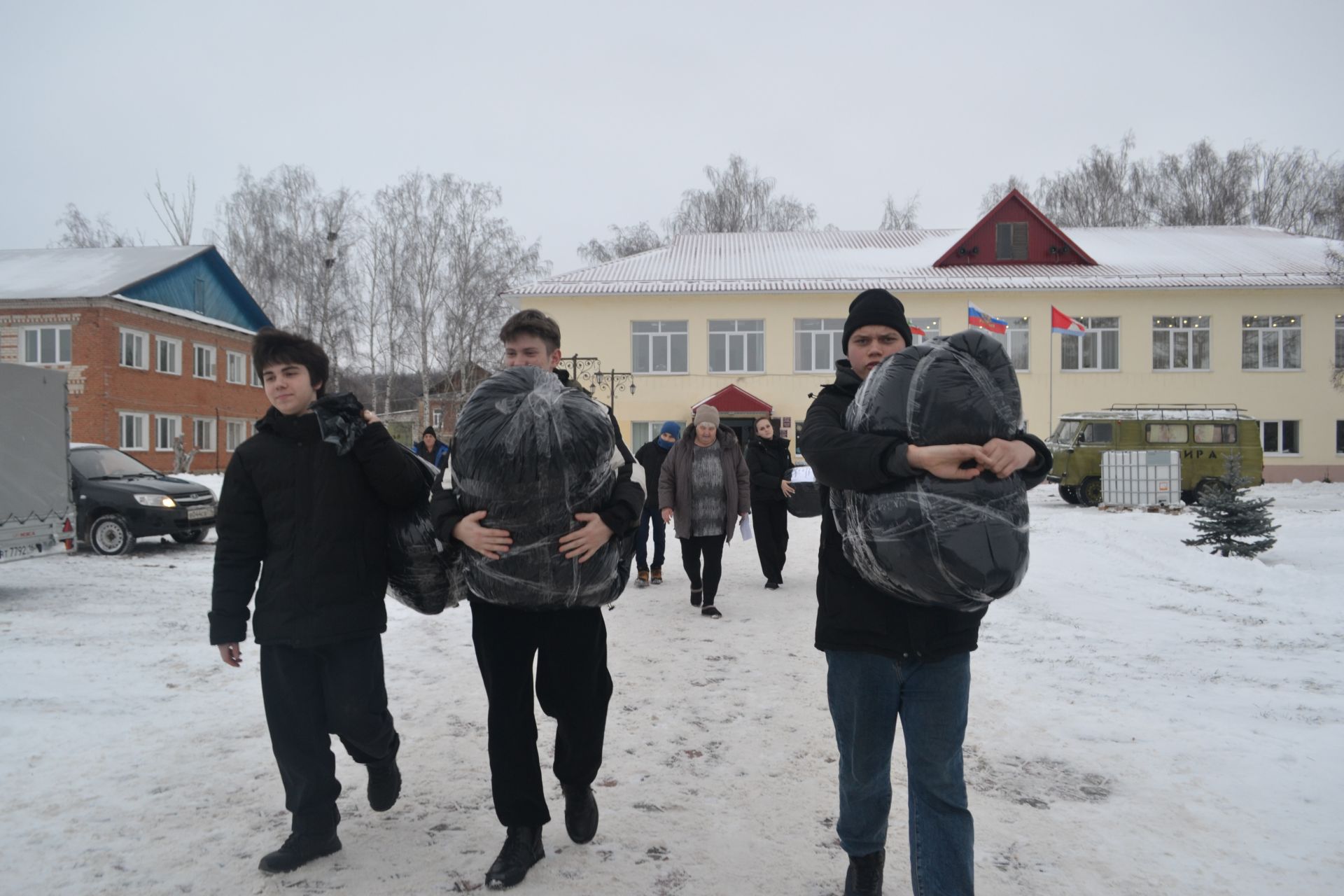 Новогодний конвой: верхнеуслонцы отправили на фронт фуру и «Газель» с подарками