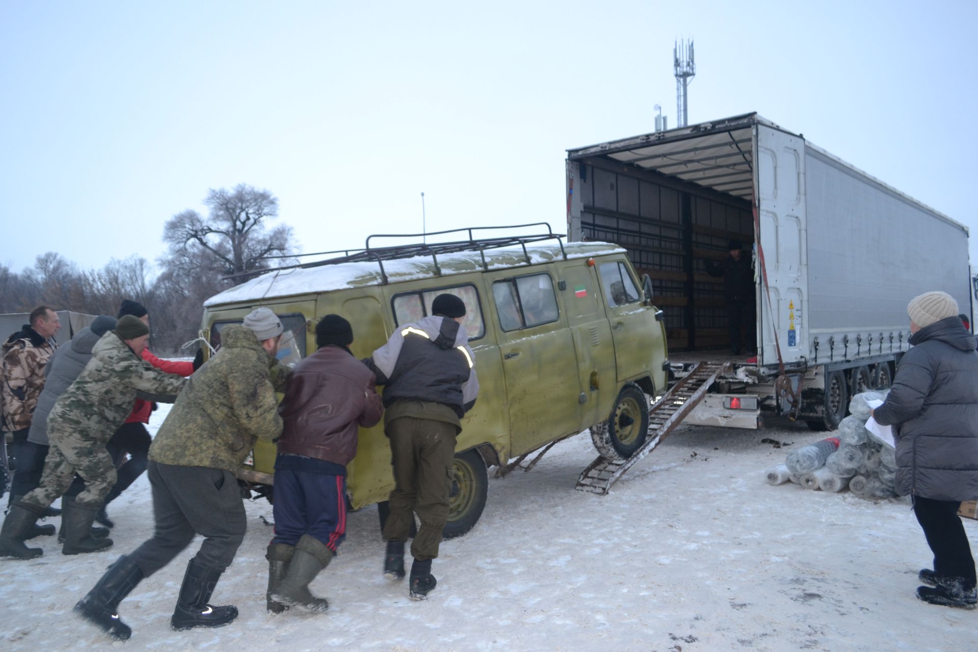 Новогодний конвой: верхнеуслонцы отправили на фронт фуру и «Газель» с подарками