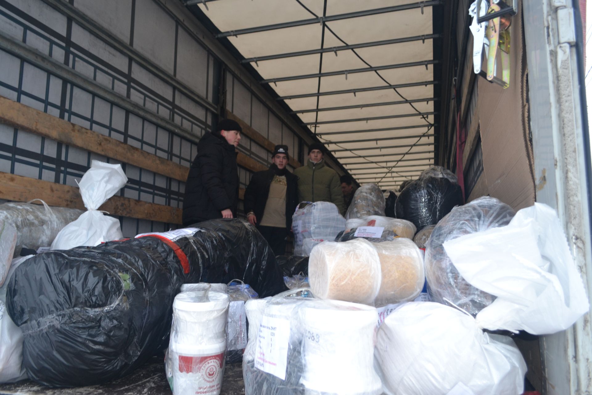 Новогодний конвой: верхнеуслонцы отправили на фронт фуру и «Газель» с подарками