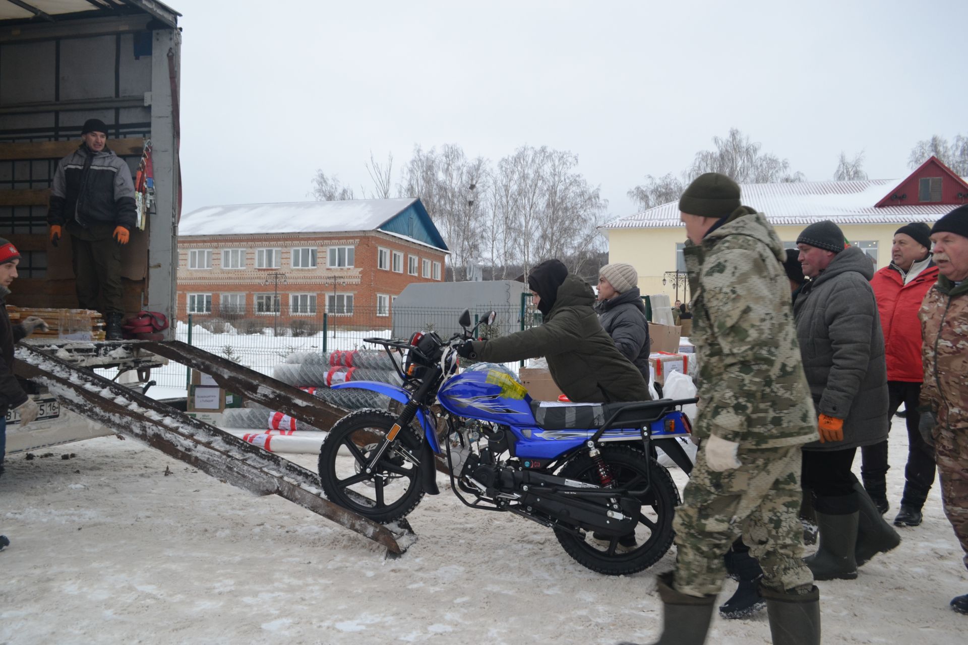 Новогодний конвой: верхнеуслонцы отправили на фронт фуру и «Газель» с подарками