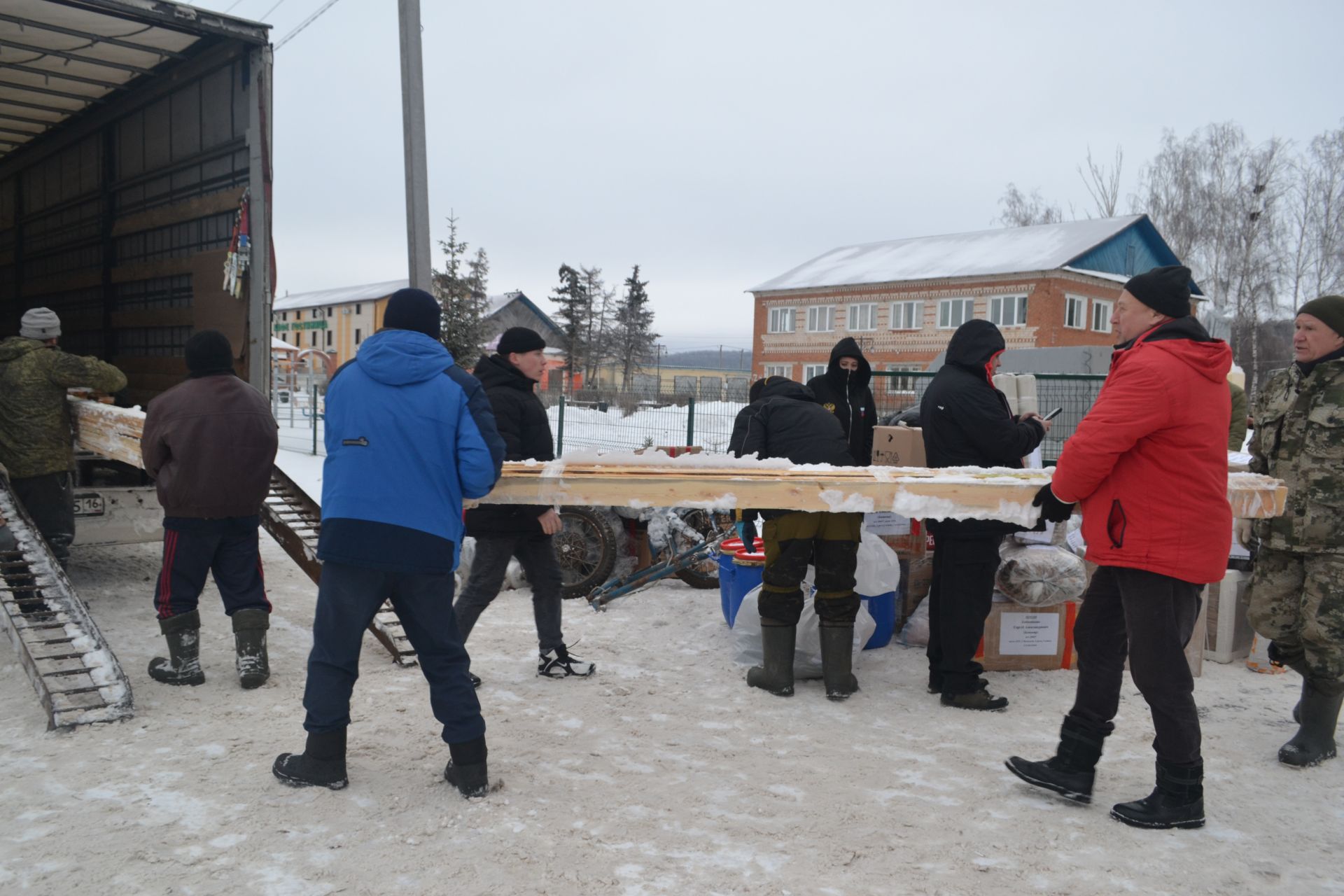 Новогодний конвой: верхнеуслонцы отправили на фронт фуру и «Газель» с подарками