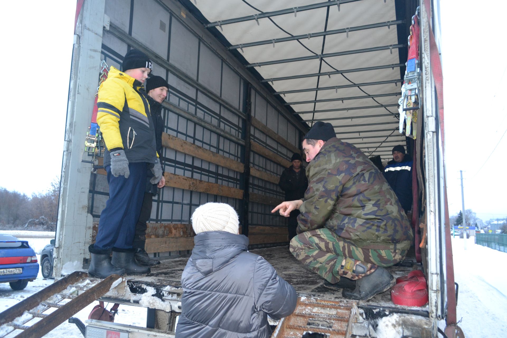 Новогодний конвой: верхнеуслонцы отправили на фронт фуру и «Газель» с подарками