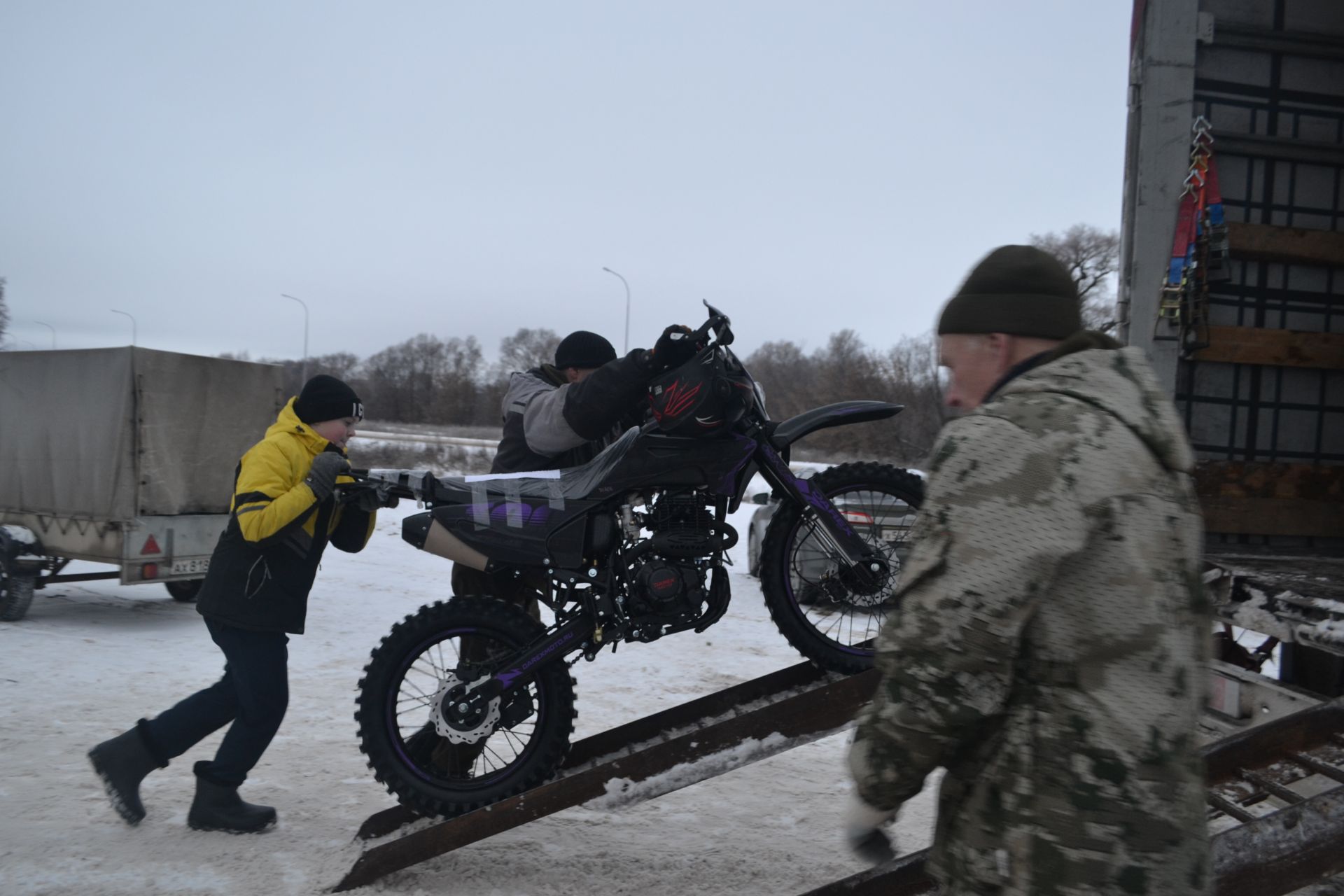 Новогодний конвой: верхнеуслонцы отправили на фронт фуру и «Газель» с подарками