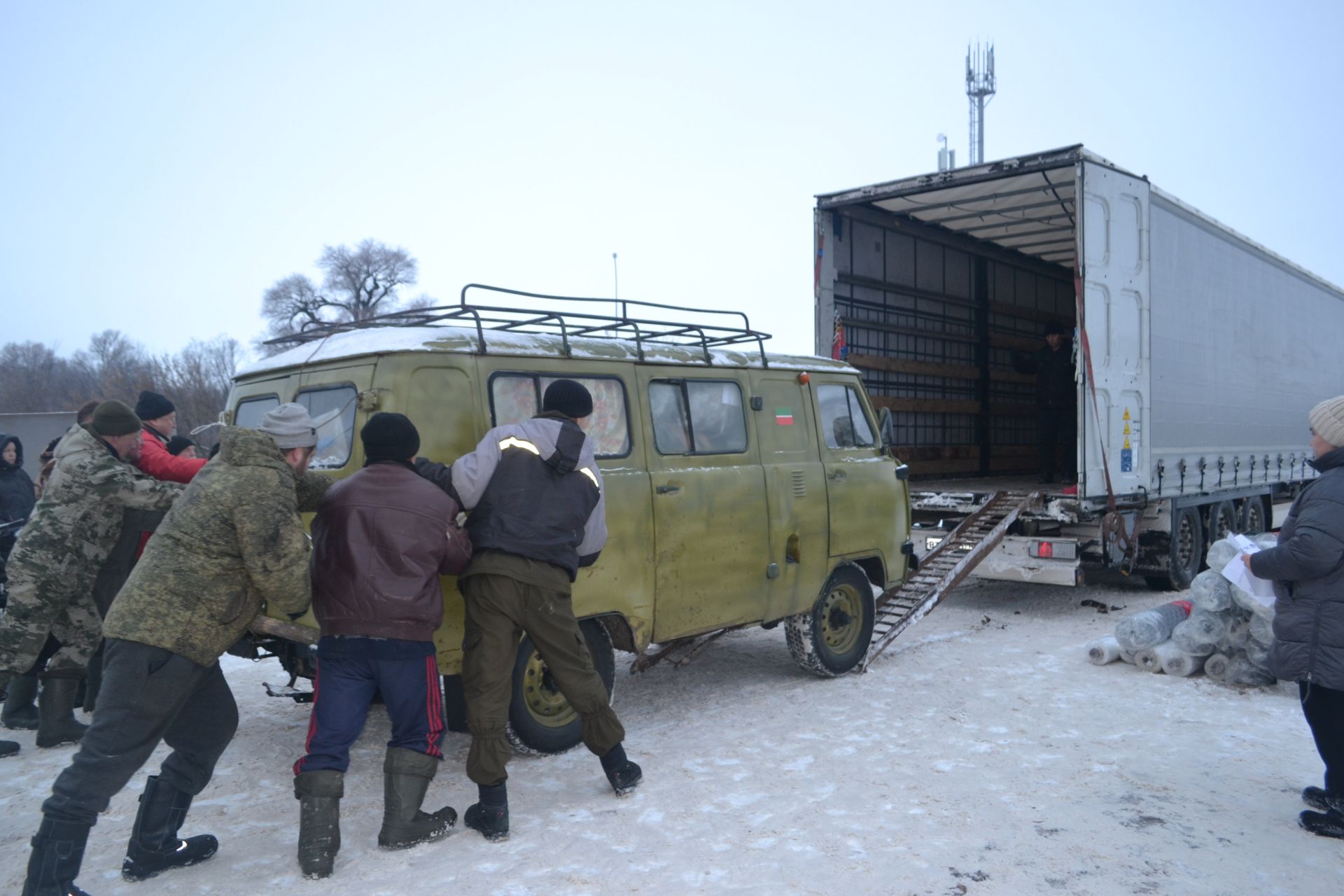 Новогодний конвой: верхнеуслонцы отправили на фронт фуру и «Газель» с подарками