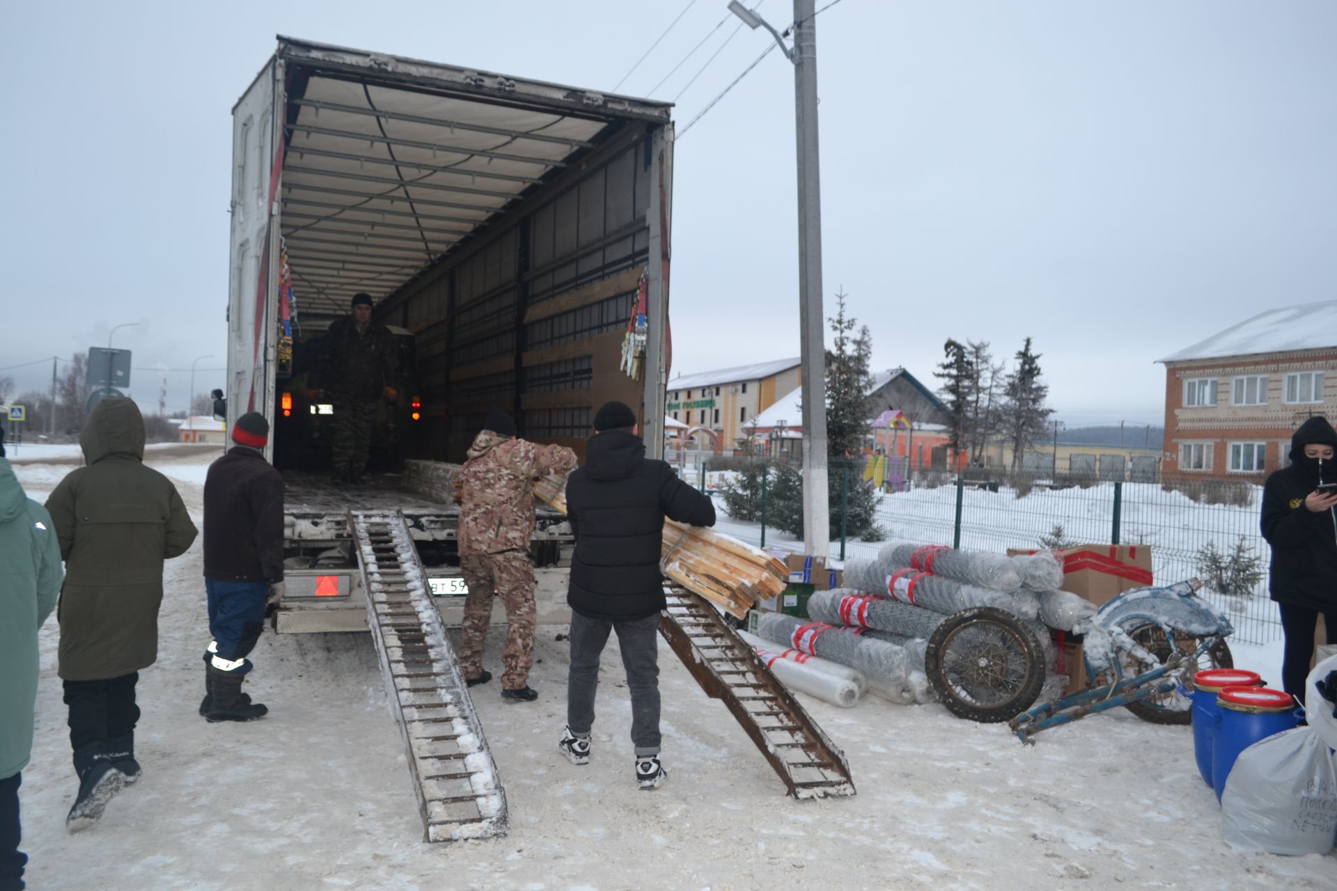 Новогодний конвой: верхнеуслонцы отправили на фронт фуру и «Газель» с подарками