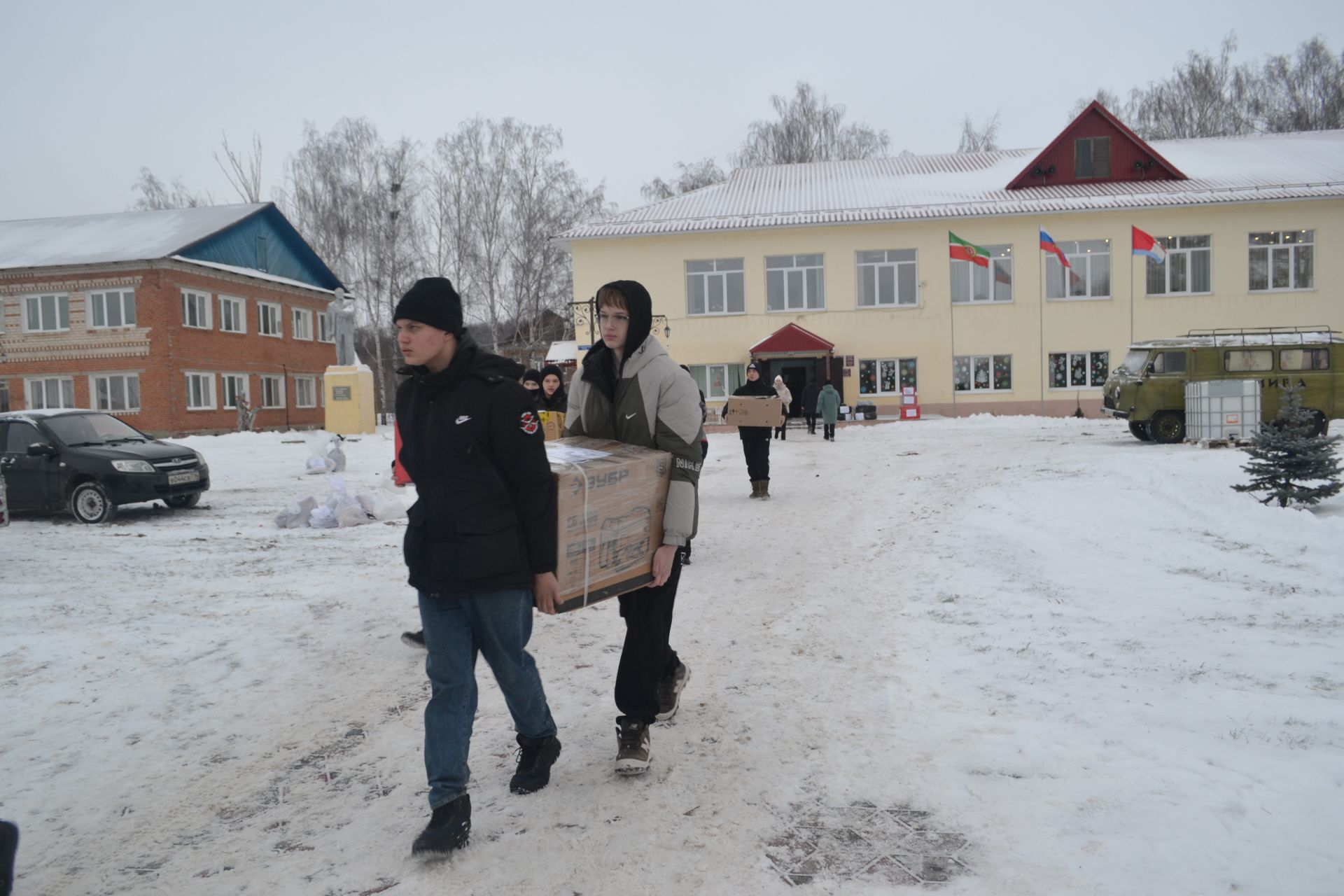 Новогодний конвой: верхнеуслонцы отправили на фронт фуру и «Газель» с подарками