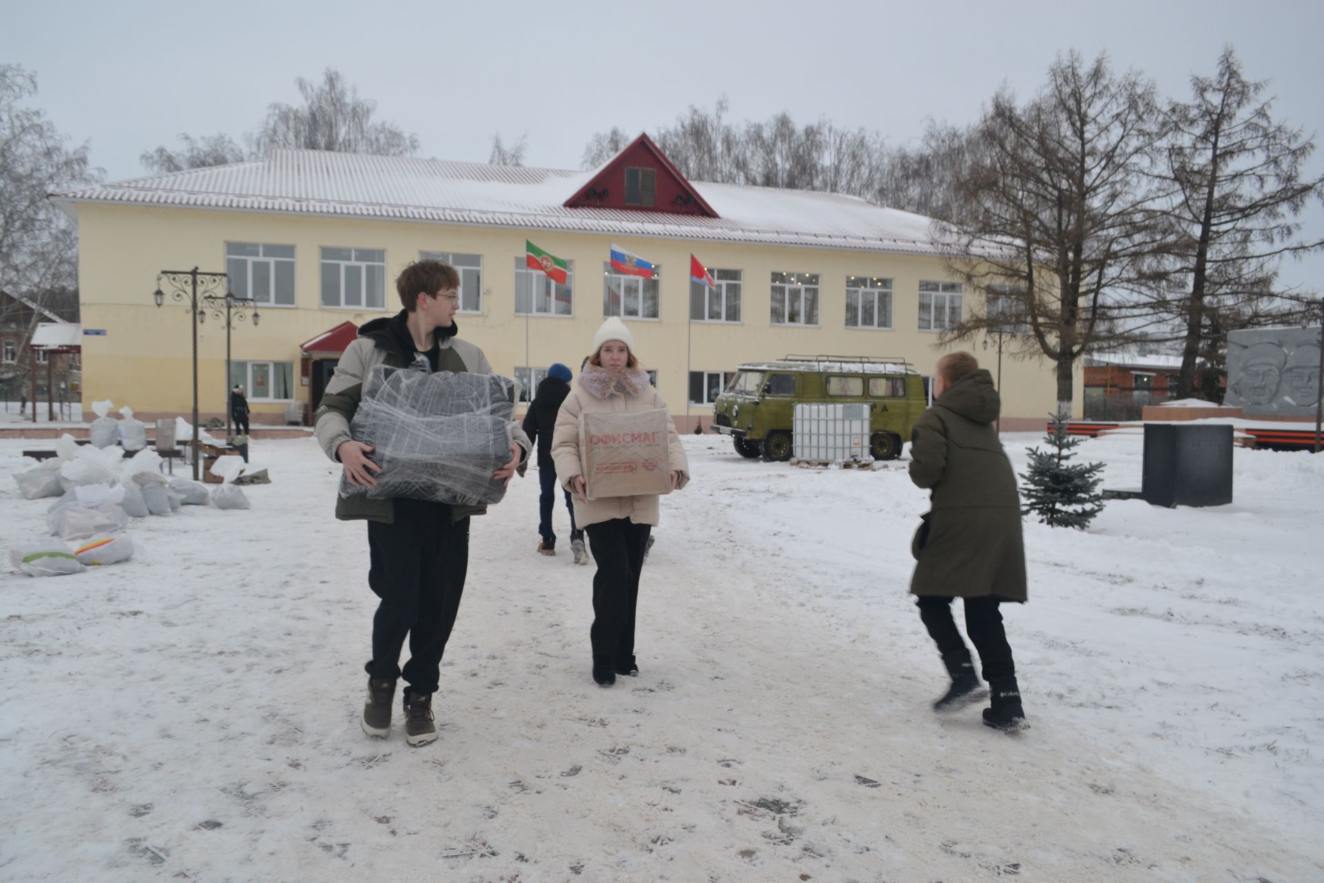 Новогодний конвой: верхнеуслонцы отправили на фронт фуру и «Газель» с подарками