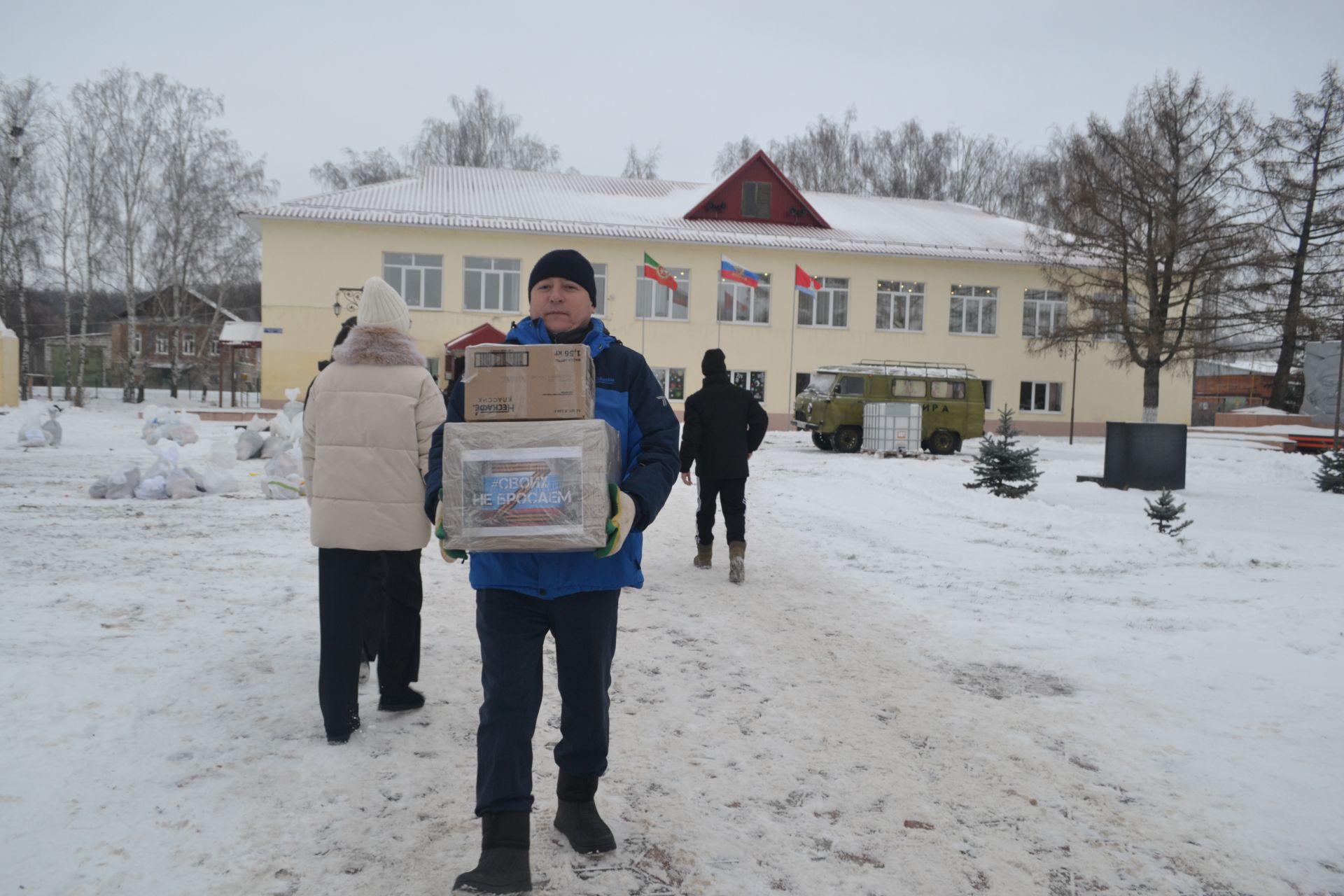 Новогодний конвой: верхнеуслонцы отправили на фронт фуру и «Газель» с подарками