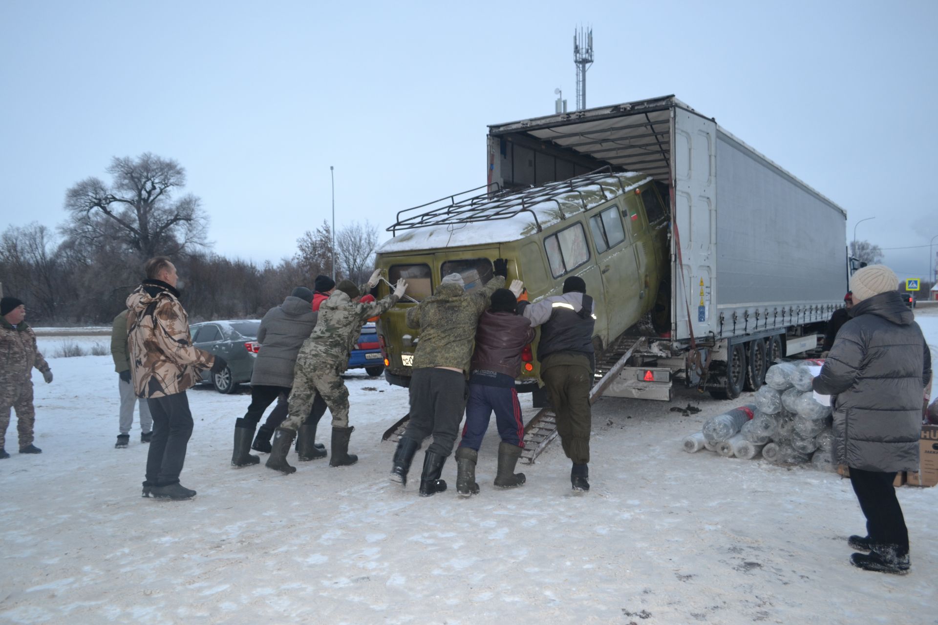 Новогодний конвой: верхнеуслонцы отправили на фронт фуру и «Газель» с подарками