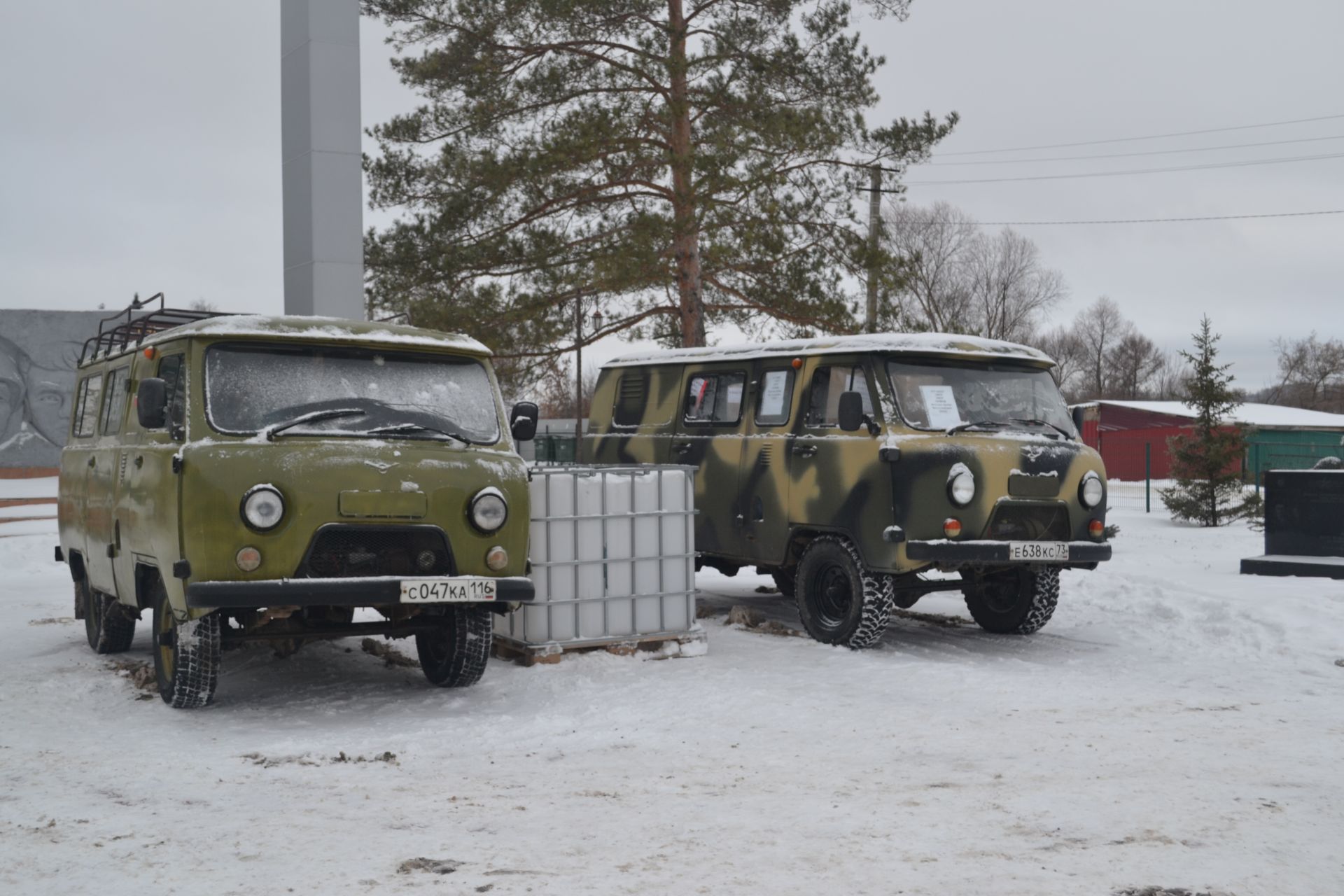 Новогодний конвой: верхнеуслонцы отправили на фронт фуру и «Газель» с подарками