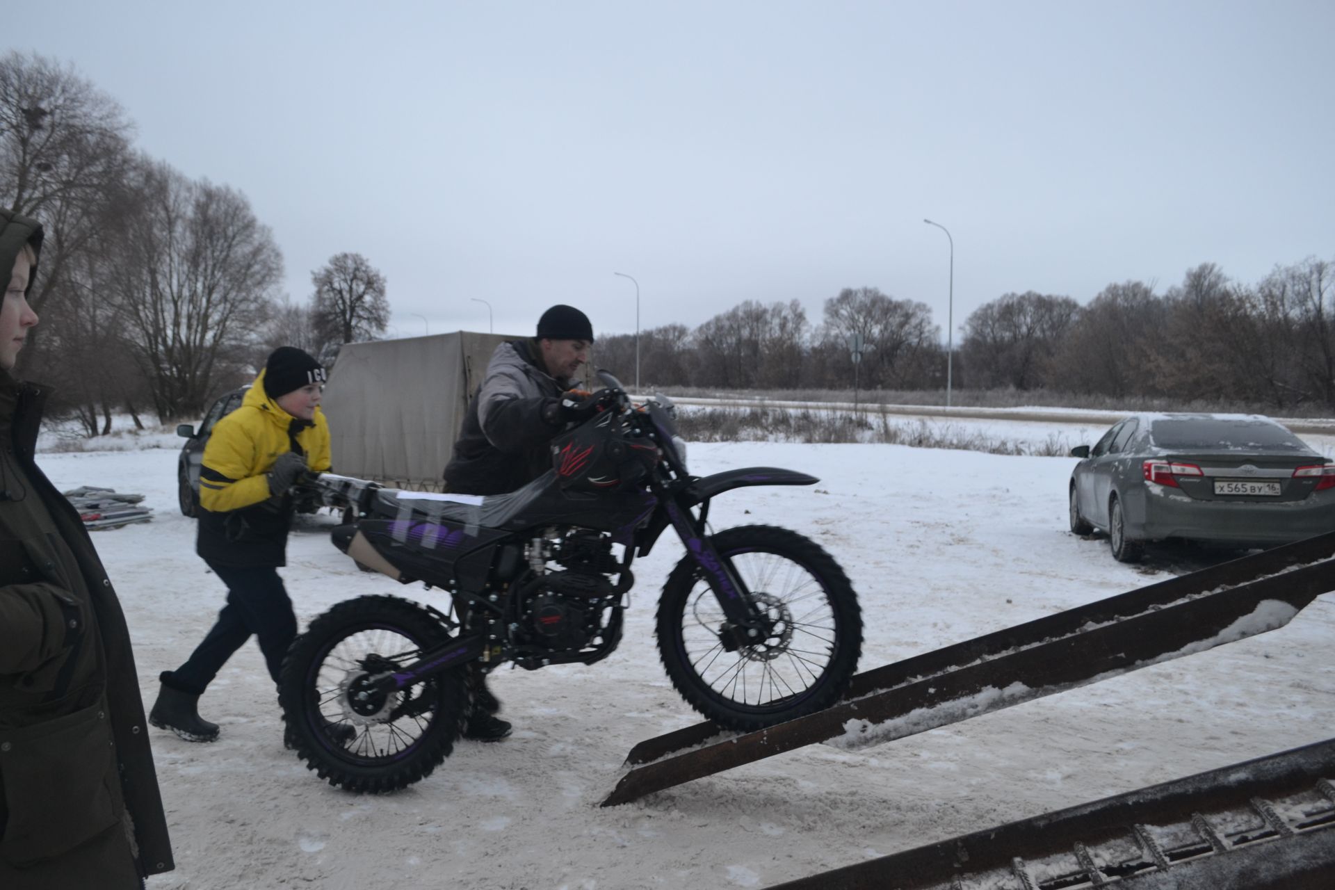 Новогодний конвой: верхнеуслонцы отправили на фронт фуру и «Газель» с подарками