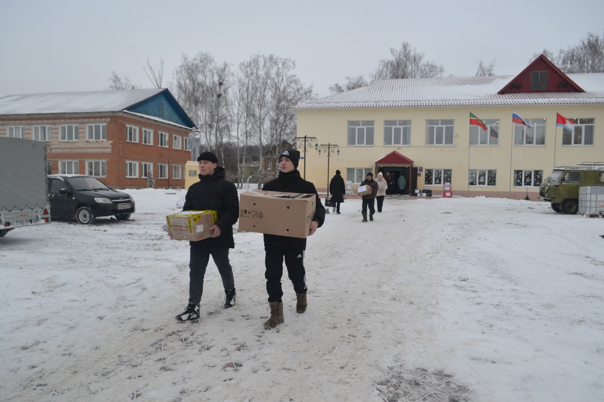 Новогодний конвой: верхнеуслонцы отправили на фронт фуру и «Газель» с подарками