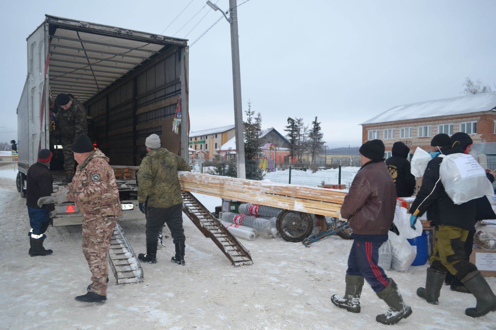 Новогодний конвой: верхнеуслонцы отправили на фронт фуру и «Газель» с подарками