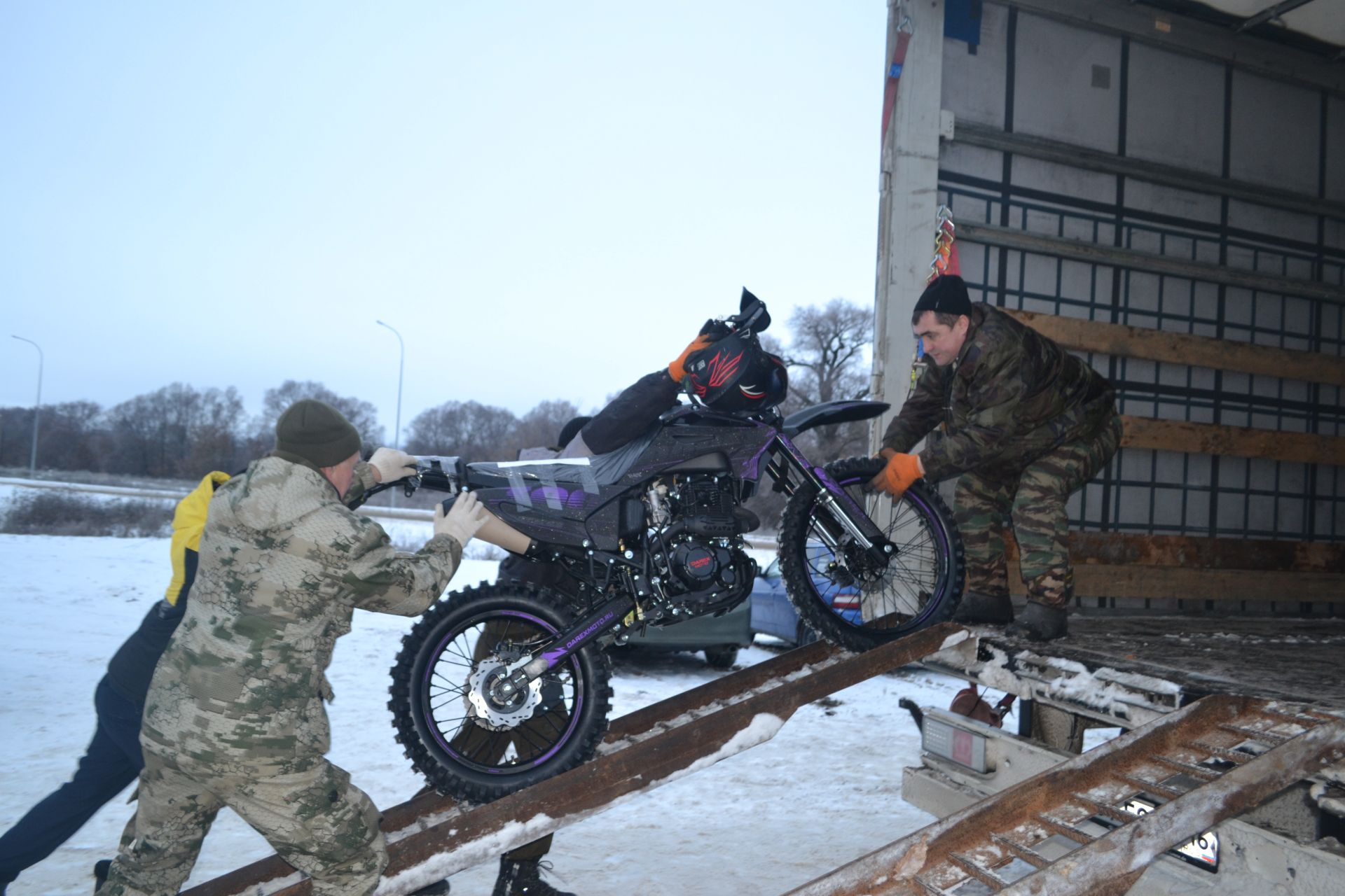 Новогодний конвой: верхнеуслонцы отправили на фронт фуру и «Газель» с подарками