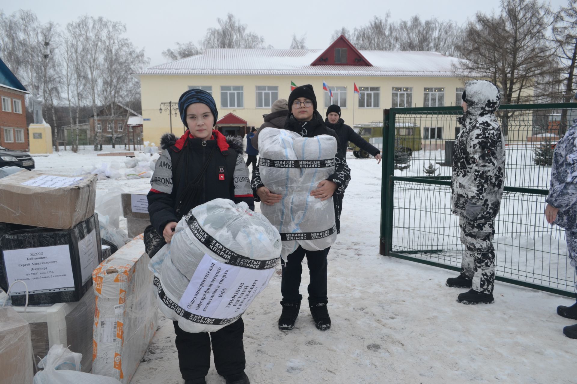 Новогодний конвой: верхнеуслонцы отправили на фронт фуру и «Газель» с подарками