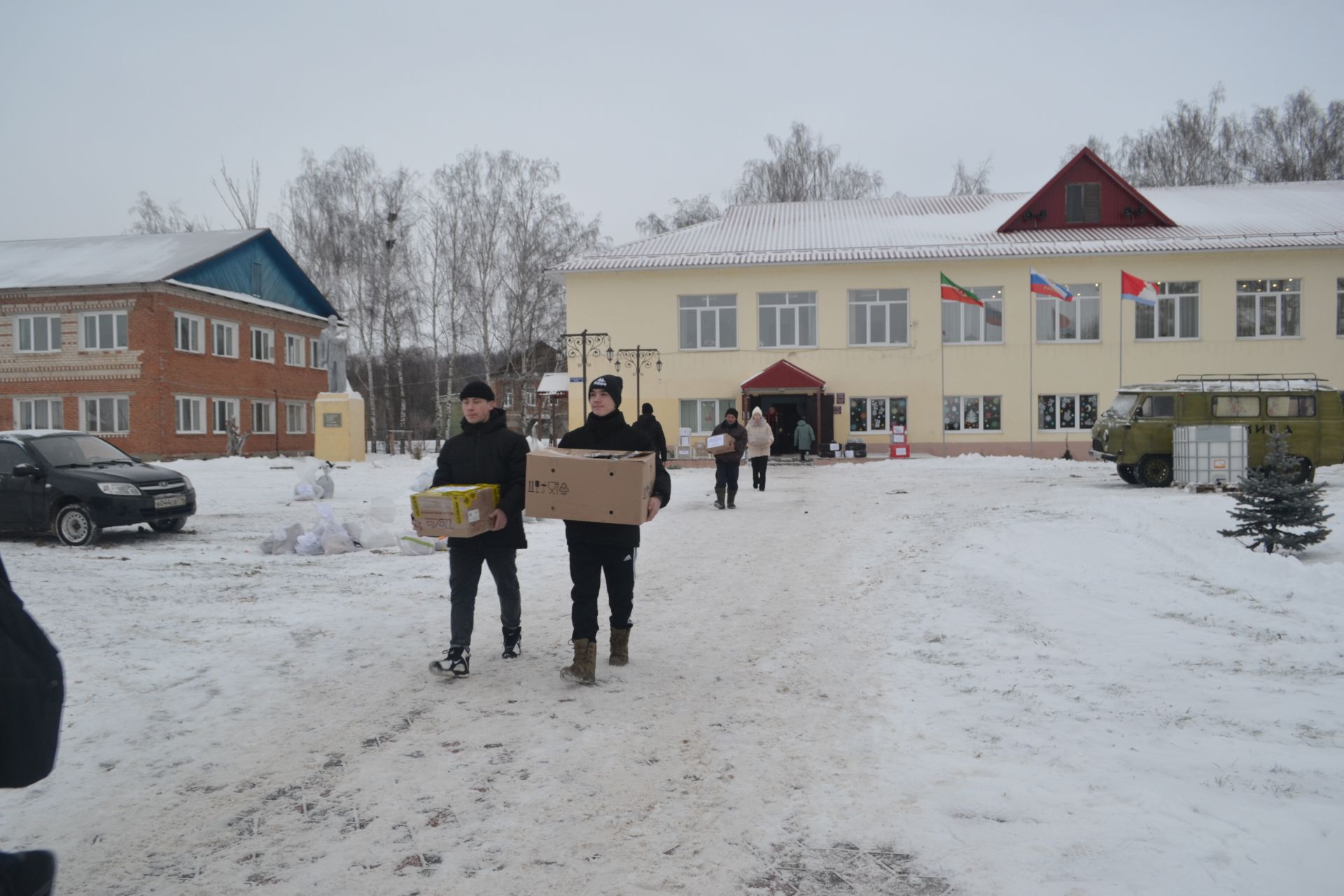 Новогодний конвой: верхнеуслонцы отправили на фронт фуру и «Газель» с подарками