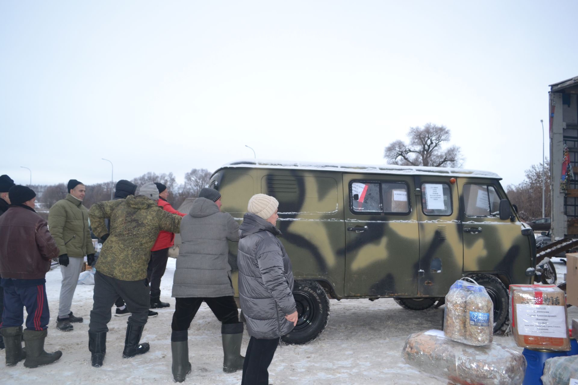 Новогодний конвой: верхнеуслонцы отправили на фронт фуру и «Газель» с подарками