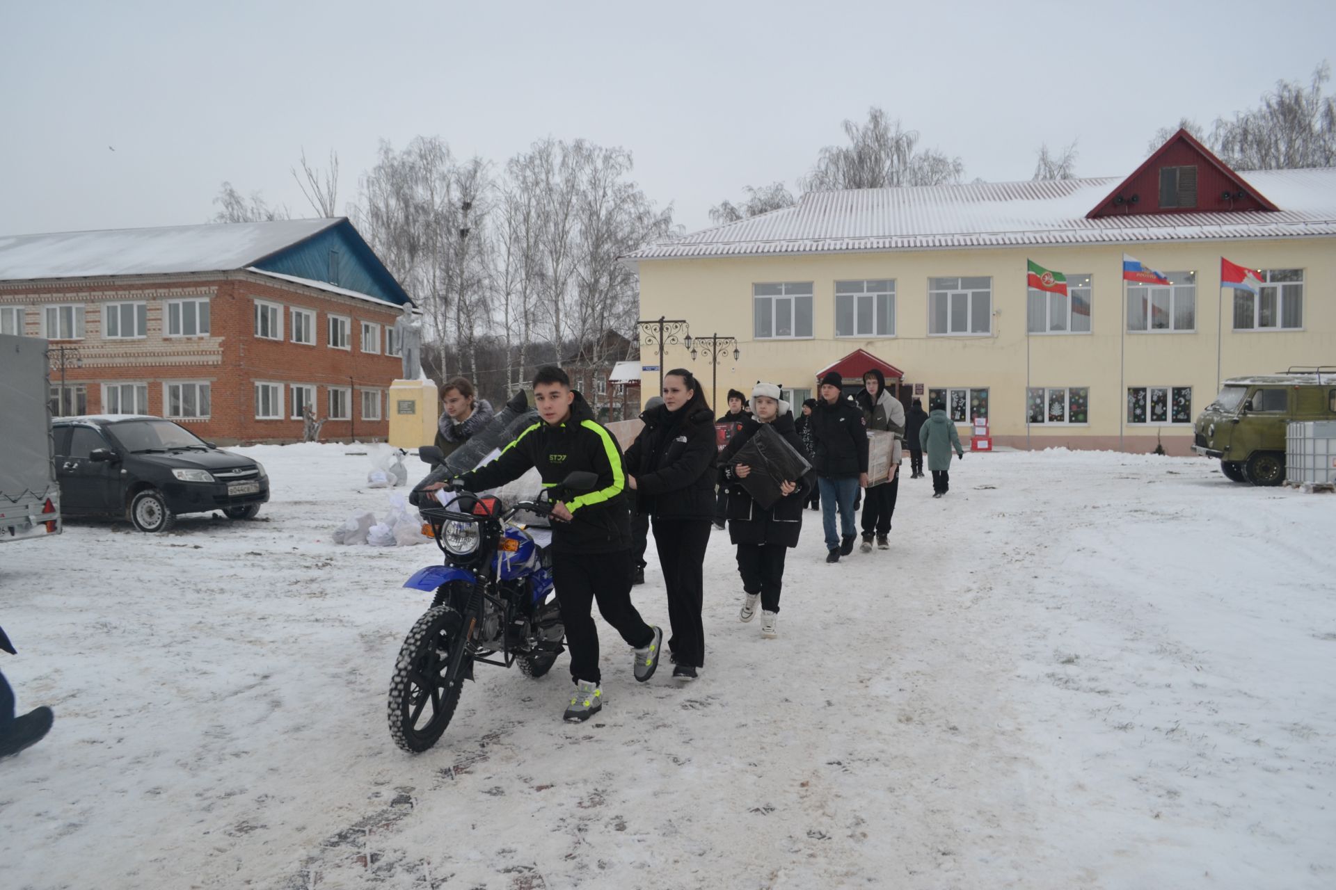 Новогодний конвой: верхнеуслонцы отправили на фронт фуру и «Газель» с подарками