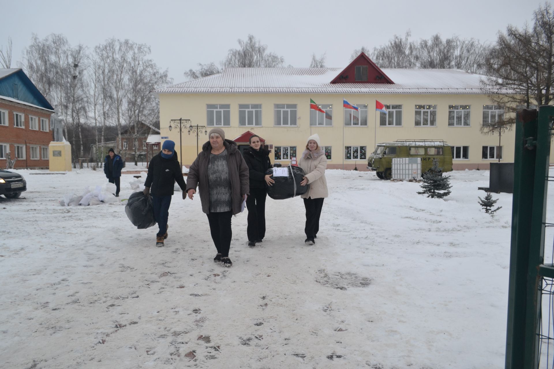 Новогодний конвой: верхнеуслонцы отправили на фронт фуру и «Газель» с подарками