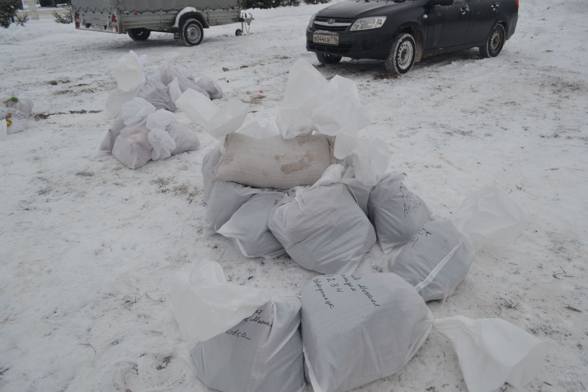 Новогодний конвой: верхнеуслонцы отправили на фронт фуру и «Газель» с подарками