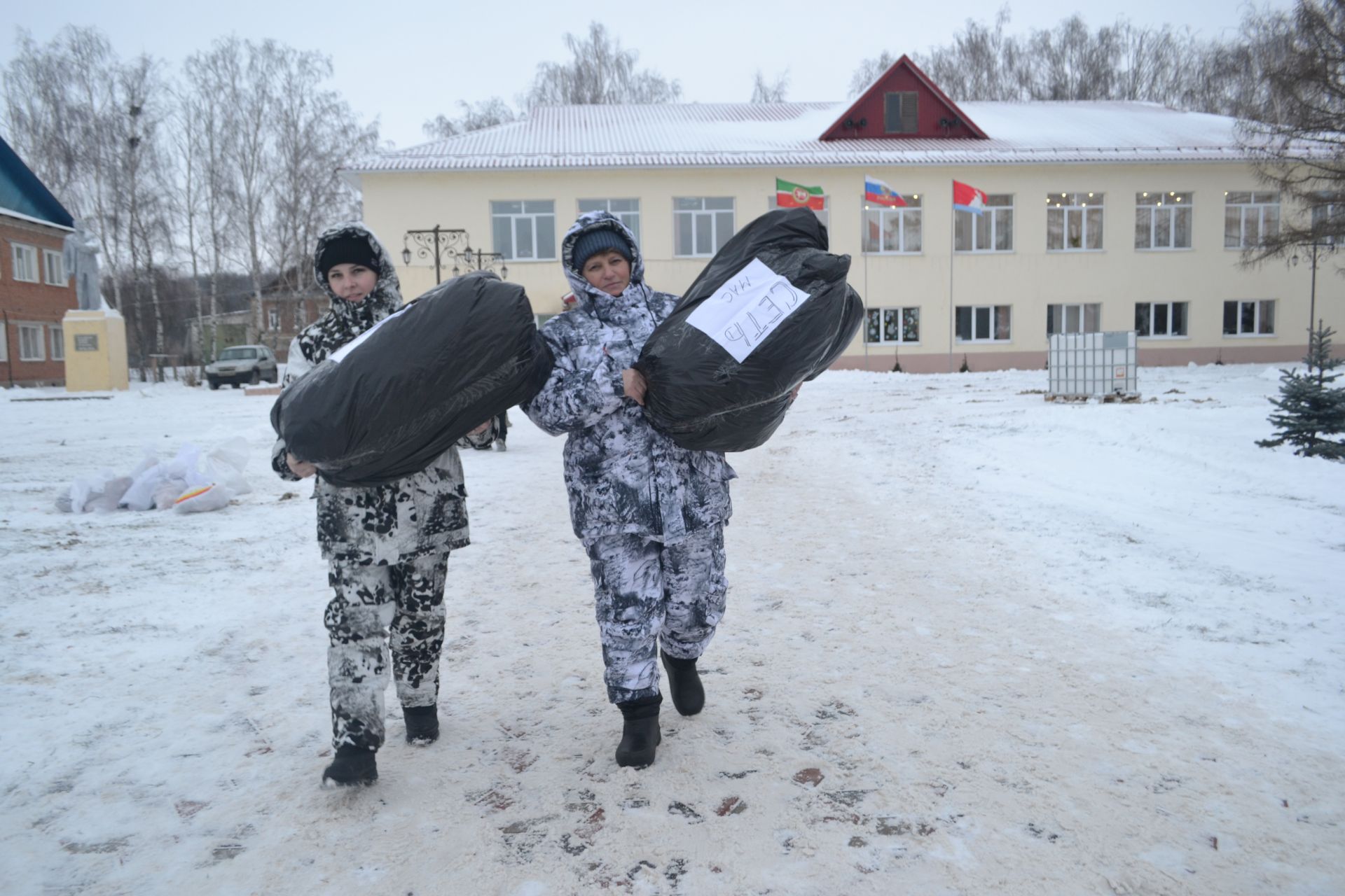 Новогодний конвой: верхнеуслонцы отправили на фронт фуру и «Газель» с подарками