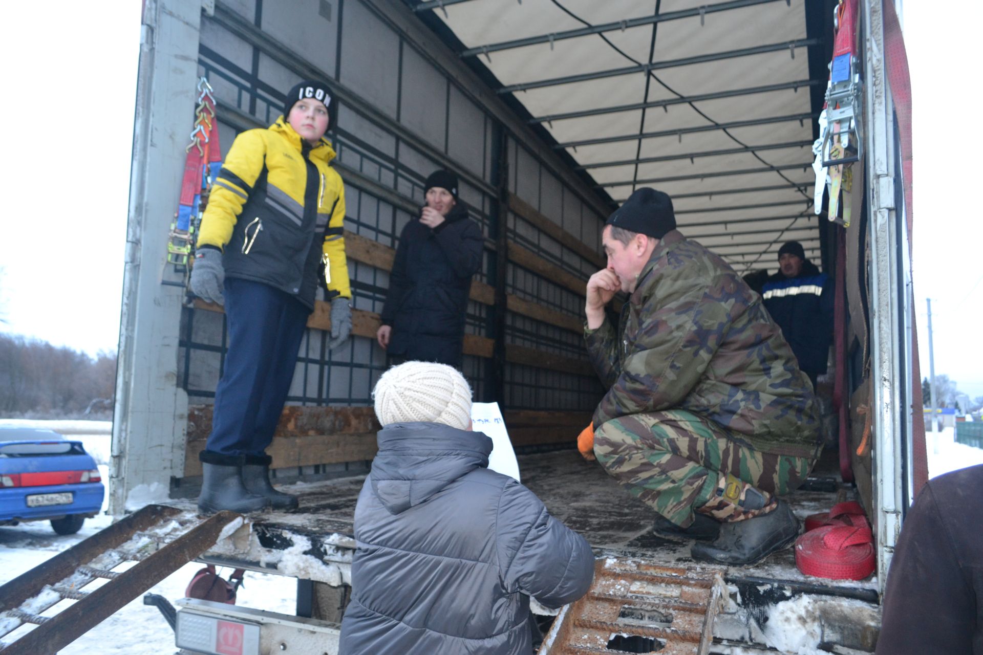 Новогодний конвой: верхнеуслонцы отправили на фронт фуру и «Газель» с подарками